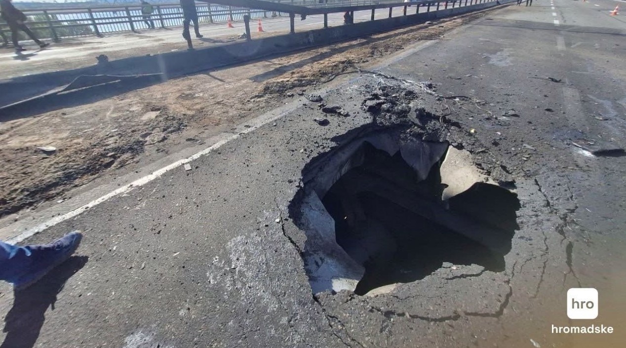 Наскрізна вирва не зупинила рух: журналісти показали стан Північного мосту після ранкового удару Наскрізна вирва не зупинила рух: журналісти показали стан Північного мосту після ранкового удару